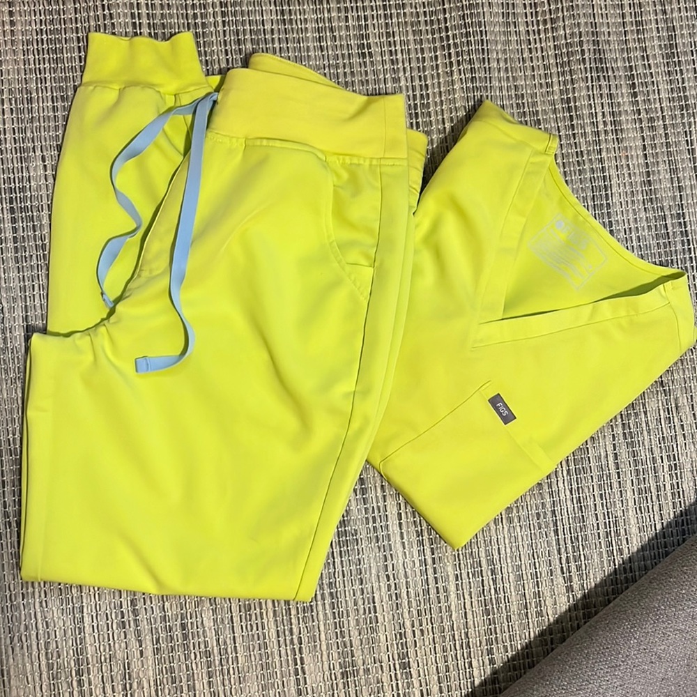 Figs scrubs top and bottom set. Worn twice.